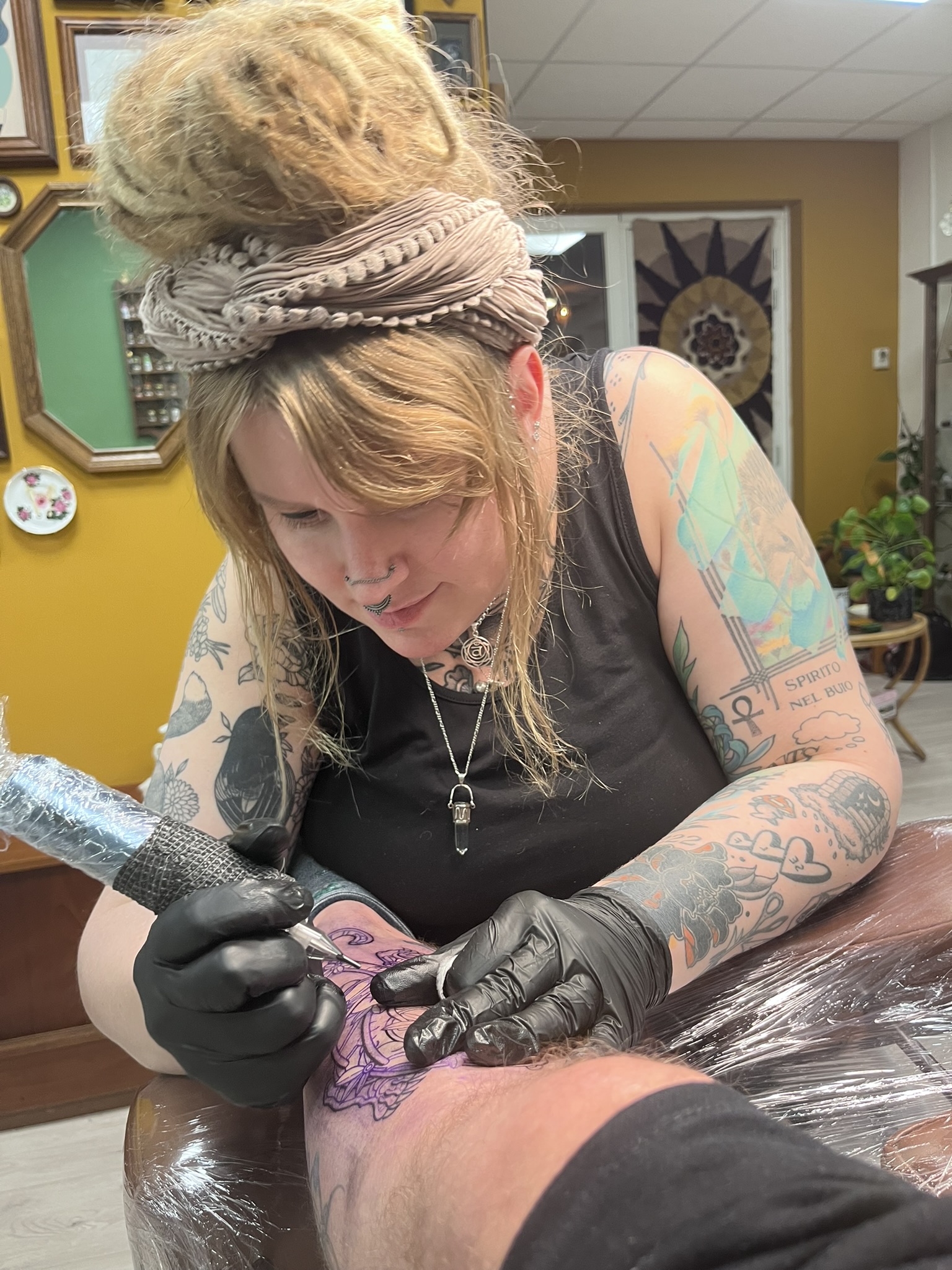 A photo of me tattooing